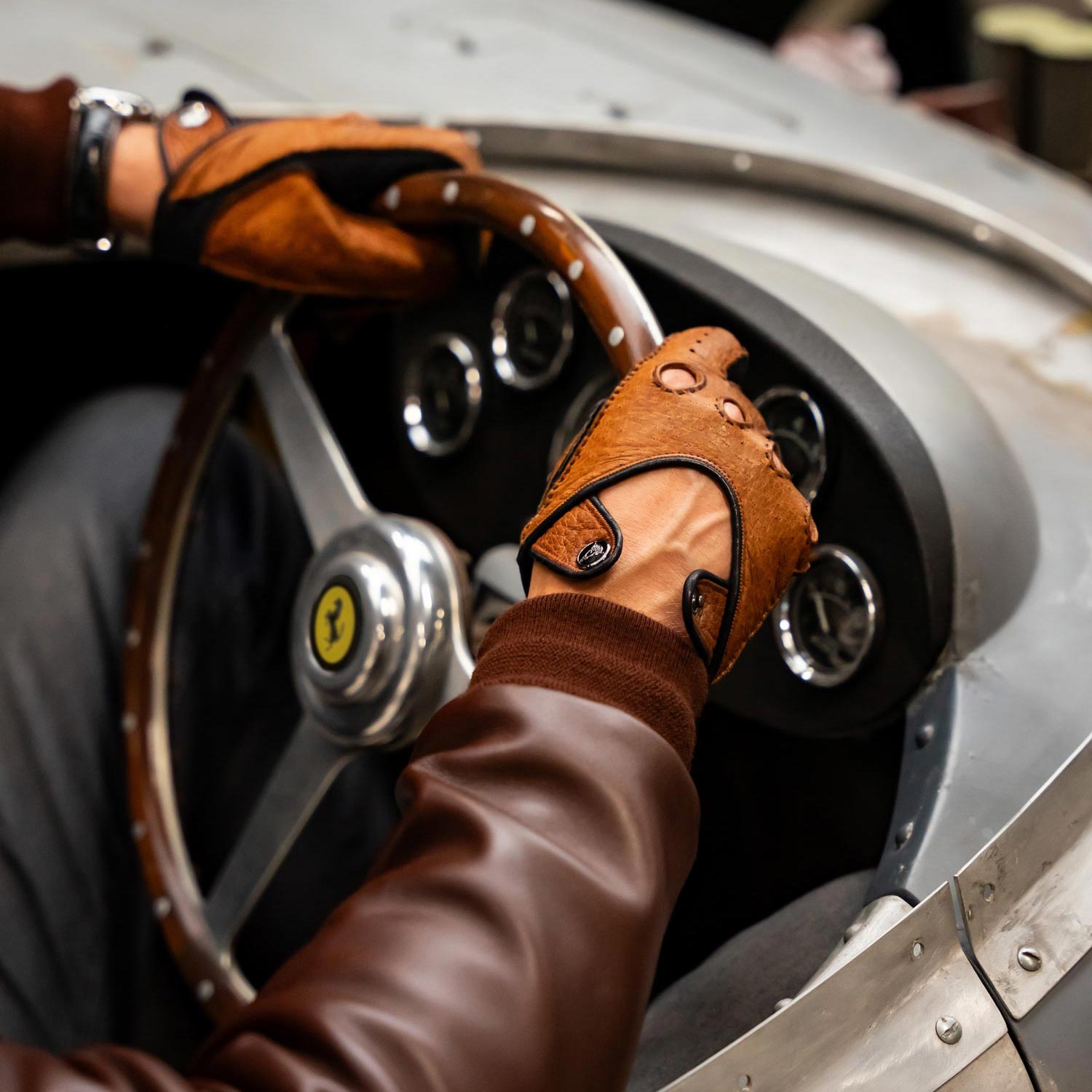 Brown-classic-driving-gloves-in-Ferrari-375-vierkant