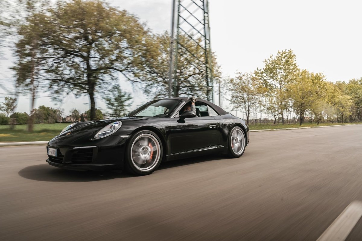 Do you own a Porsche? These driving gloves can be a great fit. - Opinari - Driver's Essentials