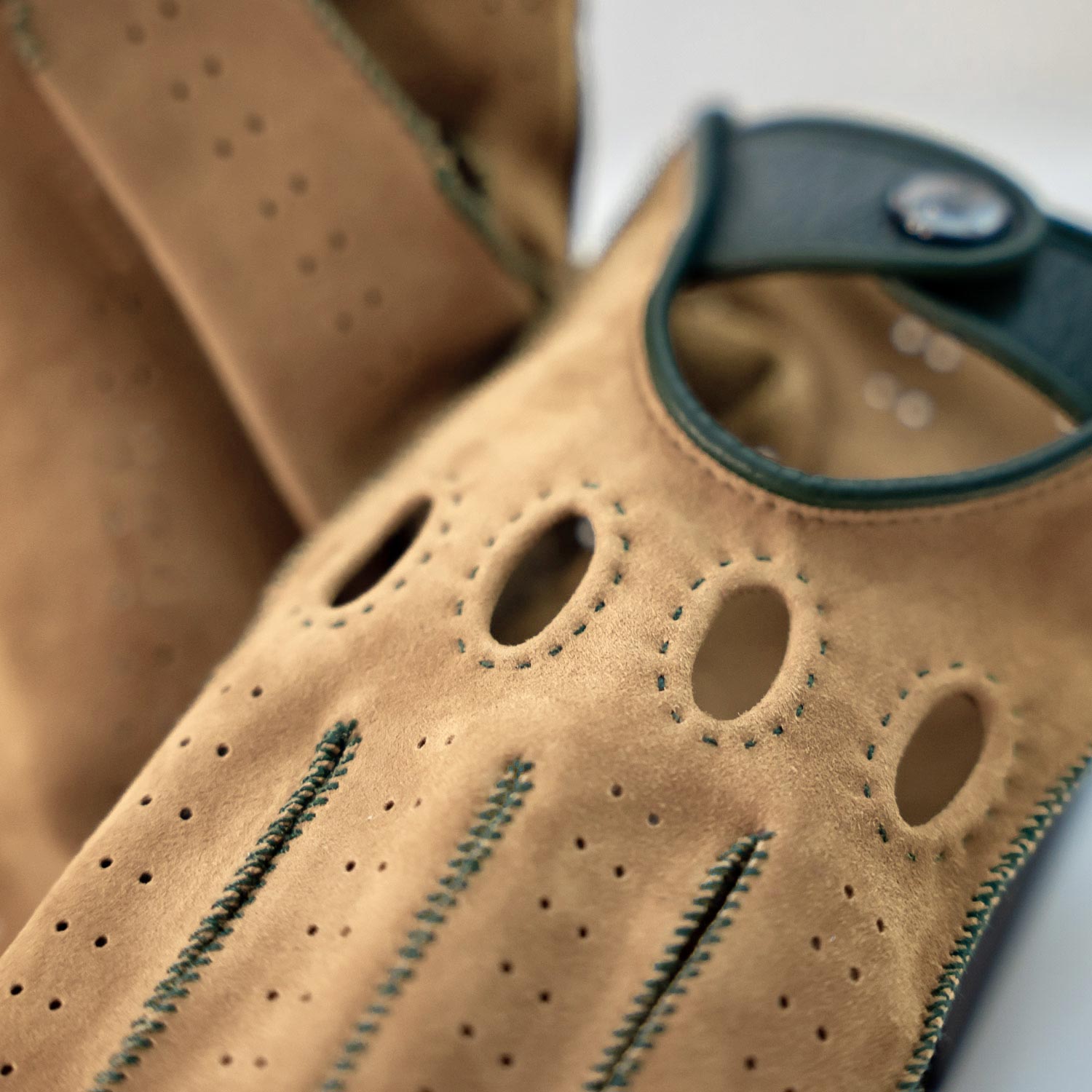 Sand green suede Italian driving gloves
